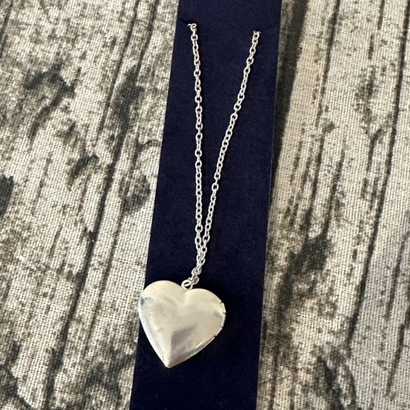 - Heart detail necklace locket new floral detail gift jewellery - Picture 5 of 7